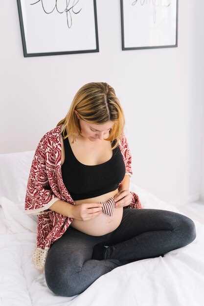 Почему у беременных женщин возникает отекание рук?